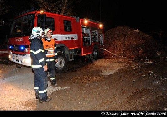 Snímky ze zásahu na hořící skládce odpadků. | Foto: Roman Půta HZS Praha