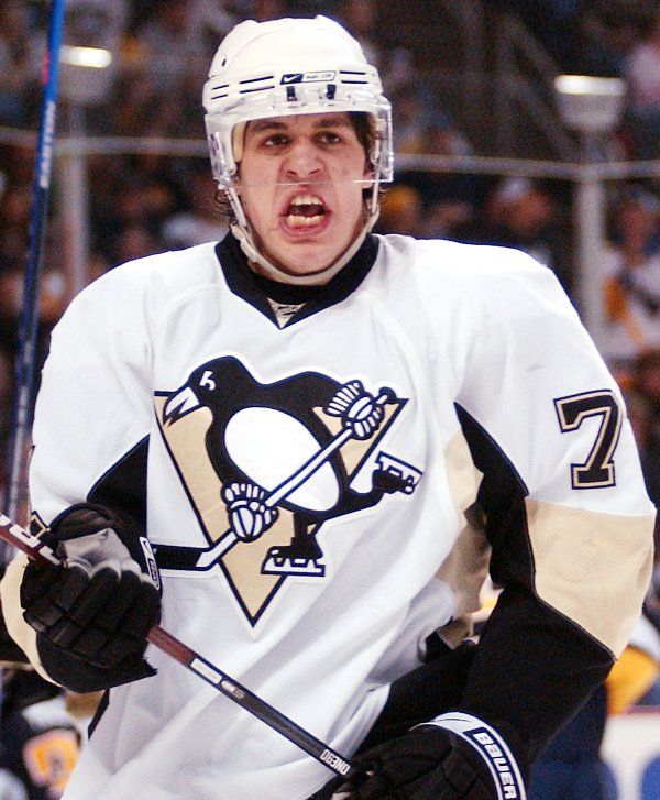 Jevgenij Malkin, útočník Pittsburghu Penguins. Druhý muž tabulky produktivity, druhý Rus, 74 zápasů = 99 bodů. | Foto: Reuters