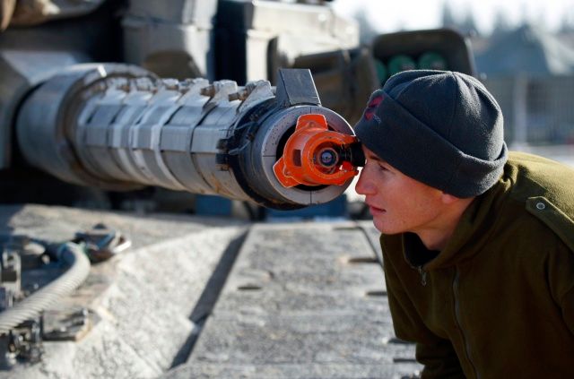 Příprava izraelského vojáka na další útok na Gazu. | Foto: Reuters