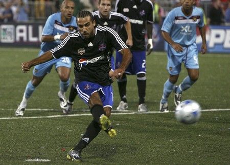 Dwayne De Rosario střílí z penalty vítězný gól zápasu. | Foto: Reuters