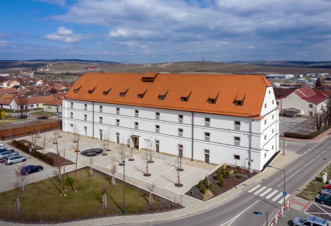 Nový hotel s běloskvoucí fasádou dostal jméno po Františku Štěpánovi Lotrinském. Architekti chtěli zachovat ducha místa i barokní klenby, které sýpku řadí mezi významné technické památky. | Foto: EA architekti