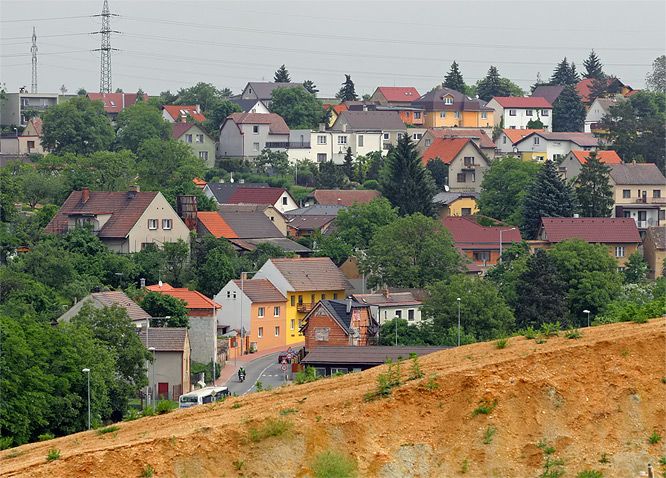 Obyvatelům Lochkova zase vyrostly před okny protihlukové závaly. Staví se tu výjezd z tunelu, 2 mosty a mimoúrovňová křižovatka. | Foto: Tomáš Adamec, Aktuálně.cz