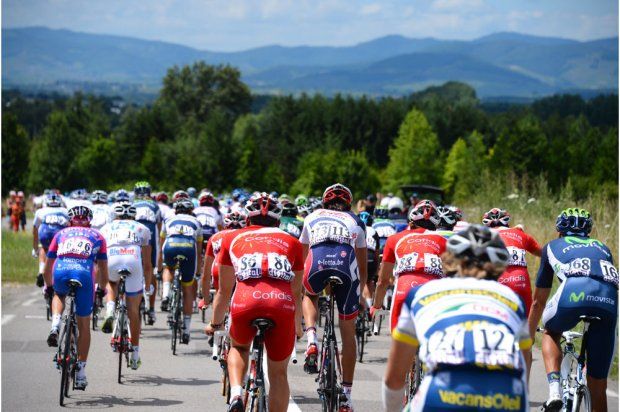 Cyklistický peloton během desáté etapy Tour de France 2012. | Foto: www.letour.fr