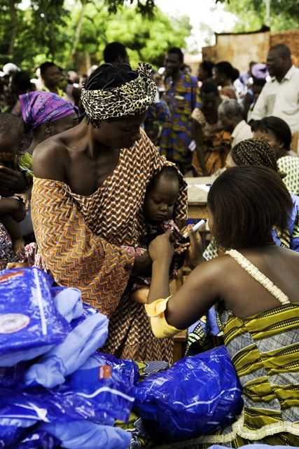 Distribuce bezplatných moskytiér s inkseticidem dětem mladším pěti let. Bohicon, Benin. | Foto: WHO/Benoist Carpentier