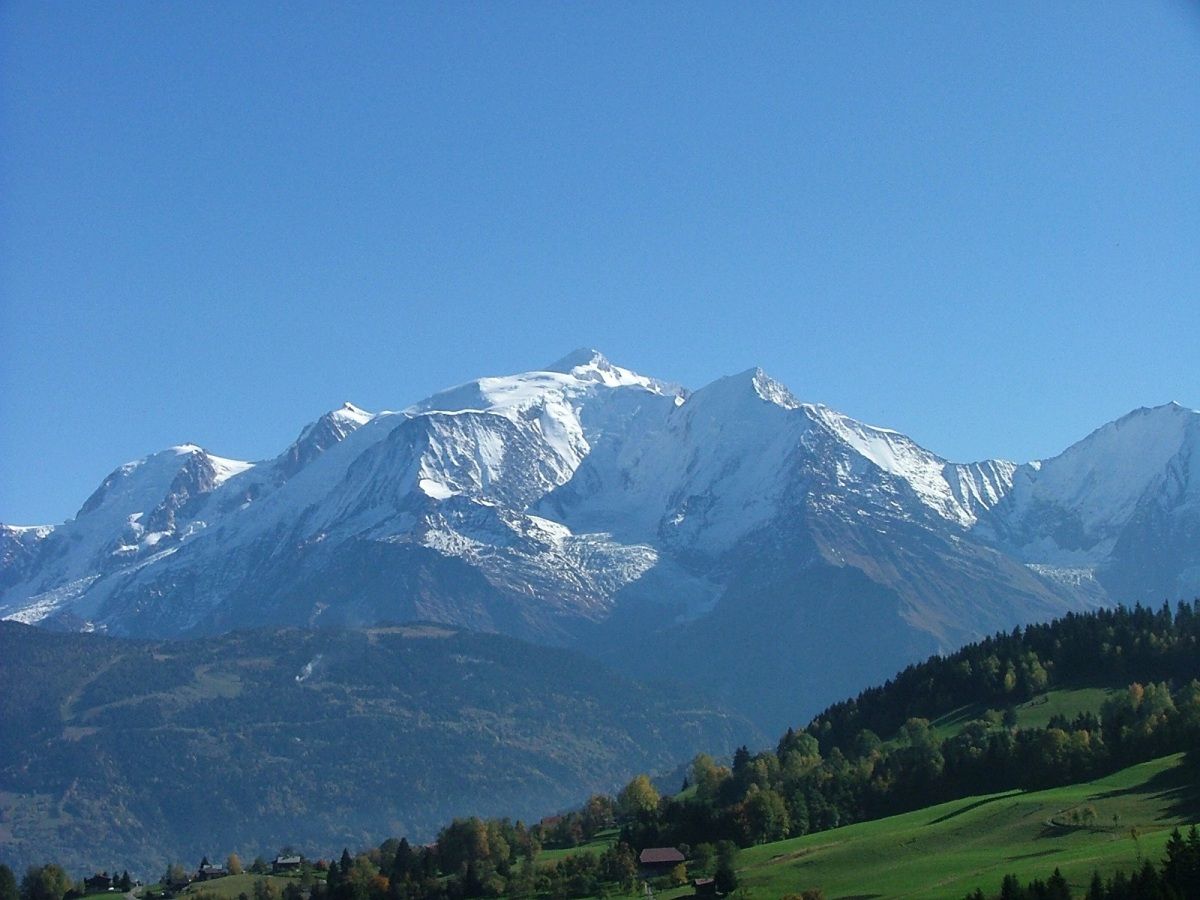 Un alpiniste tchèque meurt au Mont Blanc.  Lors de la descente, il ne s’est pas sécurisé avec une corde et est tombé d’une hauteur de 500 mètres.