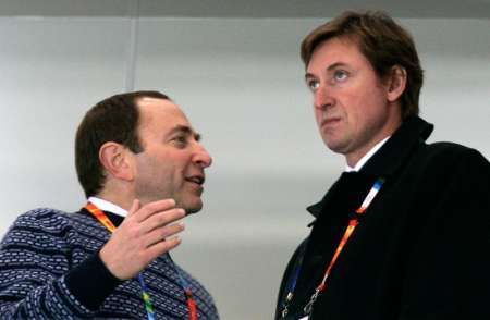 Komisionář NHL Gary Bettman (vlevo) a šéf kanadského hokejového týmu Wayne Gretzky před zápasem Kanada - Česko. | Foto: Reuters