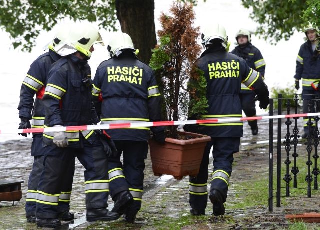 Hasiči připravují ochranu před zvedající se hladinou řeky Vltavy. | Foto: ČTK