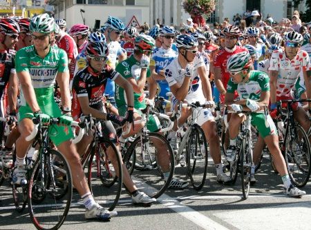 Jezdci osmi stájí se rozhodli na startu 16. etapy Tour de France protestovat proti dopingu Kazacha Vinokurova. | Foto: Reuters