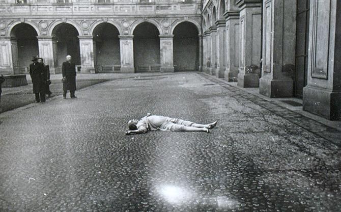 Tělo Jana Masaryka po pádu z téměř 15 metrů na nádvoří Černínského paláce 10. března 1948. | Foto: Centrum pro dokumentaci totalitních režimů