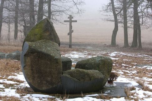 The memorial is located behind the pig farm near the woods. | Foto: Ludvík Hradilek