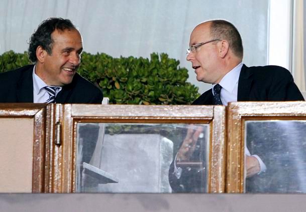 Michel Platini si povídá s princem Albertem | Foto: Reuters