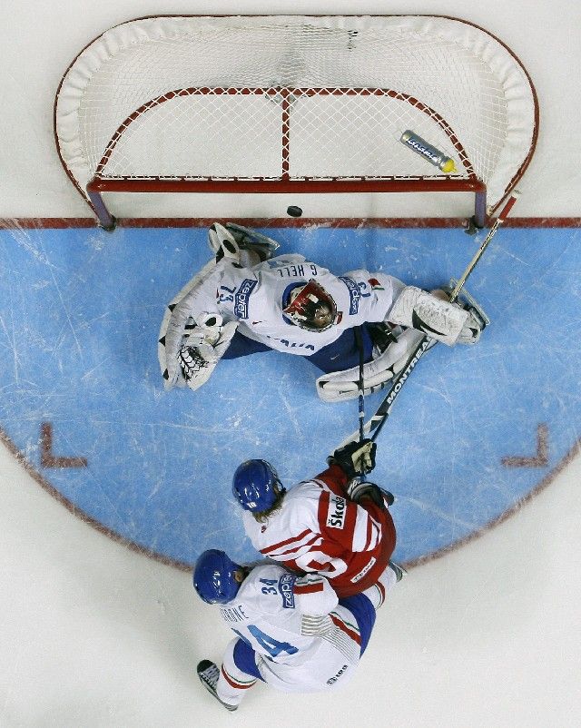 Martin Erat překonává italského gólmana Hella. | Foto: Reuters