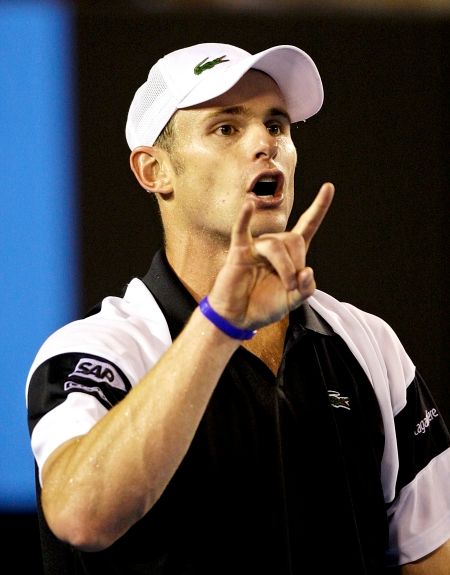 Andy Roddick si vybíjí frustraci na rozhodčím Molinovi. Na Rogera Federera neměl. | Foto: Václav Rojík