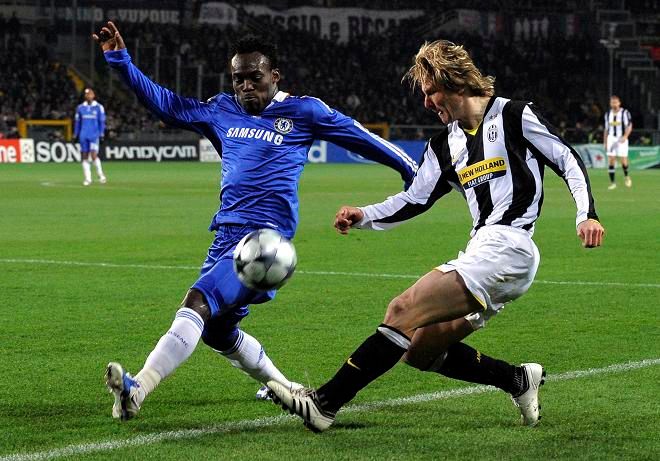 Pavel Nedvěd a Michael Essien | Foto: Reuters