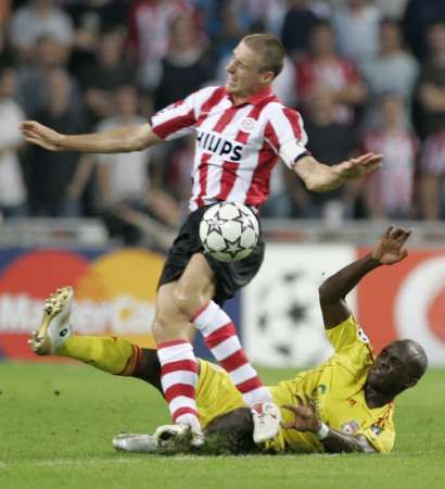 Liverpoolský Mohamed Sissoko v souboji o míč s Timmy Simonsem z PSV Eindhoven v Lize mistrů skupiny C. | Foto: Reuters