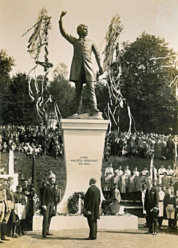 Pro Čechy se ale stal mučedníkem, utýraným rakouskou monarchií v brixenském vězení. Jeho pohřeb 1. srpna 1856 se stal národní demonstrací proti rakouskému útlaku. Od té doby mu bylo slavnostně odhaleno mnoho soch, například tato v roce 1924 v Havlíčkově Brodě. | Foto: Muzeum Vysočiny Havlíčkův Brod