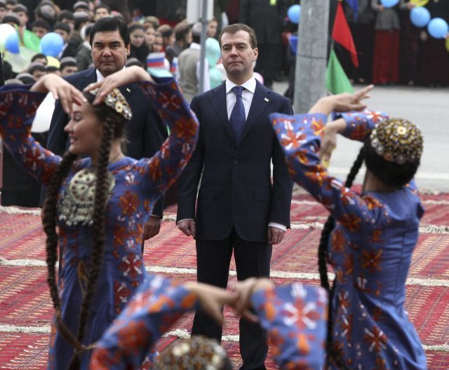 Turkménské tanečnice před prezidenty Dmitrjem Medveděvem a Gurbanguly Berdymuchamedovem. | Foto: Reuters