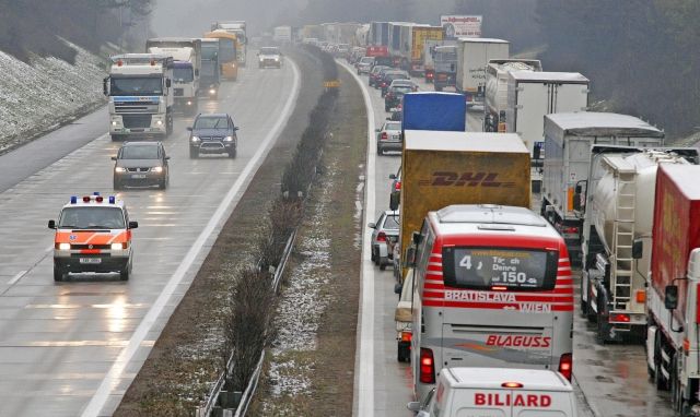 Dálnice D1 byla po ranním sněžení a několika drobných nehodách na 114. kilometru ve směru na Prahu více než dvě hodiny neprůjezdná. Několikakilometrová kolona se utvořila u Měšína na Jihlavsku. | Foto: ČTK