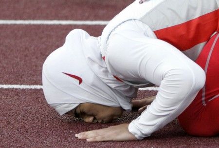 "Díky Alláhu" Bahrajnská běžkyně Ruqaya Al-Ghasara líbá trať na které vyhrála závod na 200 metrů. | Foto: Reuters