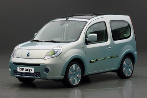 Renault nedávno představil prototyp elektromobilu Kangoo be bop Z.E., přičemž písmenka "Z.E." znamenají "zero emission" neboli nulové emise. V průběhu letošního roku bude Renault Kangoo be bop Z.E. cestovat po Evropě v rámci testovacích jízd. Už v roce 2011 nabídne Renault běžně dostupné elektromobily. Aliance Renault-Nissan se pak chce stát jedním z hlavních producentů elektromobilů. Kangoo be bop Z.E. pohání elektromotor s výkonem 60 koní, max. otáčkami 12 000 ot./min. a 15kWh lithium-iontová baterie vyrobená NEC (resp. společným podnikem Nissan-NEC jménem AESC). Dojezd elektromobilu je zhruba 100 km, produkční verze by měla dojet až 160 km. Baterie si podle tiskové zprávy udrží 80% až 100% své kapacity po dobu šesti let, poté bude možné ji recyklovat. Dobití elektromobilu ze standardní 10A či 16A 220V zásuvky zabere od šesti do osmi hodin. Rychlodobíjení z 32A 400V třífázové zásuvky umožní dobít baterii až na 80% kapacity do půl hodiny. | Foto: Aktuálně.cz