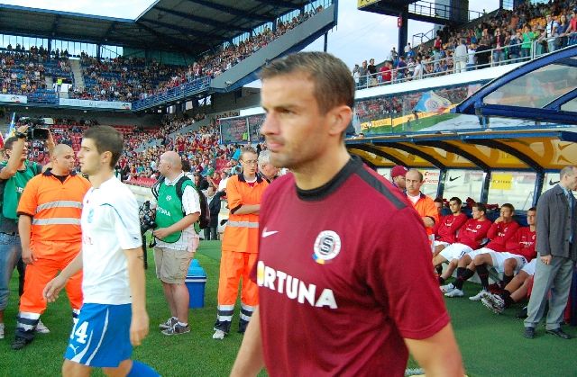 Erich Brabec nastupuje na hrací plochu; to ještě nevěděl, že rozhodne zápas. | Foto: Jakub Šafránek