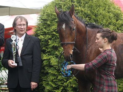 Trenér Čestmír Olehla se raduje po vítězství v Jarní ceně klisen s hnědkou French Quebec. | Foto: Šárka Votavová