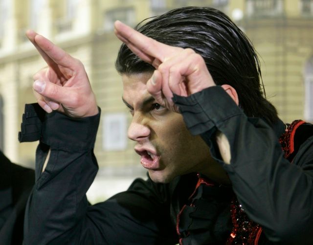 Stephane Lambiel reaguje na známky rozhodčích. | Foto: Reuters