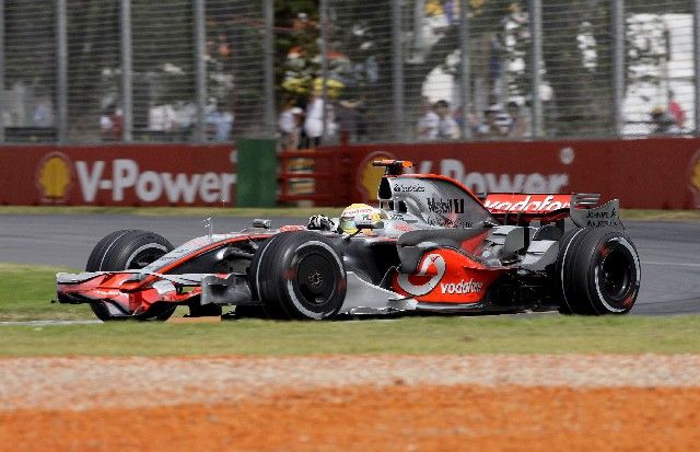 Lewis Hamilton s McLarenem při druhém tréninku na úvodní Grand Prix nové sezony v Melbourne. | Foto: Reuters