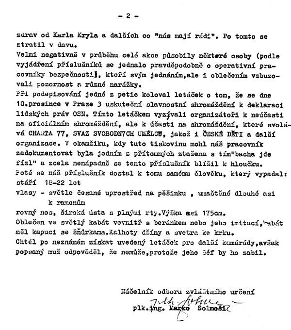 Červené barety nasadila policie proti obyčejným lidem poprvé 8.prosince 1988. V civilu hlídali dav, který si na pražské Kampě připomínal výročí smrti zakládajícího člena Beatles Johna Lennona. | Foto: Úřad dokumentace a vyšetřování zločinů komunismu