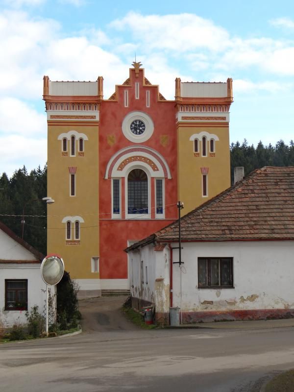 Synagoga v Nové Cerekvi nedaleko Pelhřimova je středoevropským unikátem, napodobuje totiž asyrsko-babylonský architektonický styl. Stavba je po rekonstrukci, díky výborné akustice se v ní pořádají různé koncerty a lze navštívit i stálou expozici Architektura synagog v českých zemích. | Foto: Fotoarchiv Národního památkového ústavu