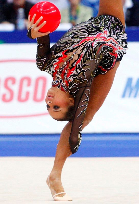 Z průběhu šampionátu: Uljana Trofimovová z Uzbekistánu cvičí s míčem. | Foto: Reuters