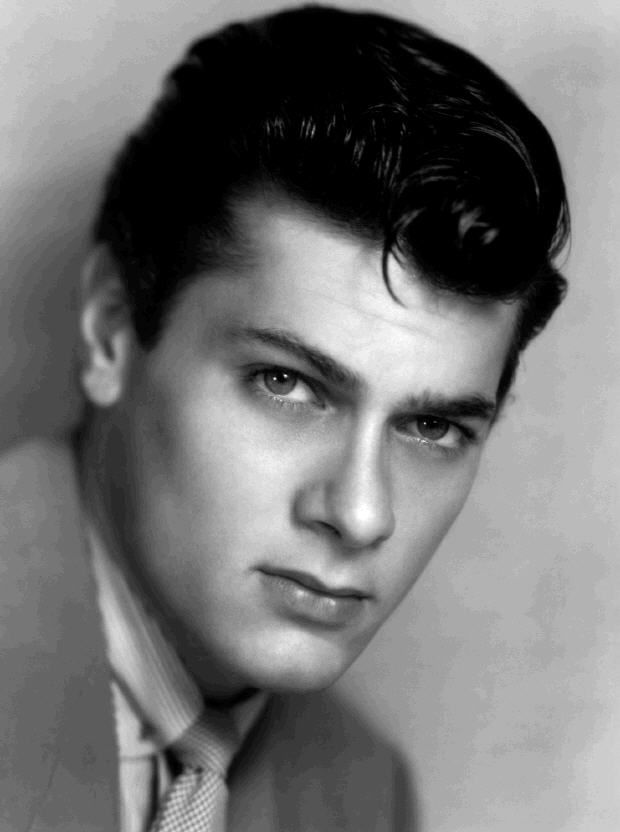 29. 9. - Tony Curtis: Josefína, která to měla ráda horké - Ve věku pětaosmdesáti let zemřel americký filmový herec Tony Curtis známý především ze slavné komedie Někdo to rád horké. Herec již delší dobu neslyšel na jedno ucho, měl voperován bypass, trpěl vysokým tlakem. Navíc byl po vážném zápalu plic od roku 2006 upoután na kolečkové křeslo. 
Za svůj život odehrál přes 120 rolí různých žánrů. Nejznámější role přišla v roce 1959: ve slavné komedii Někdo to rád horké Curtis exceloval vedle Jacka Lemmona a Marilyn Monroe. 
 Více si o životě Tonyho Curtise přečtěte zde. | Foto: Repro: Wikipedia