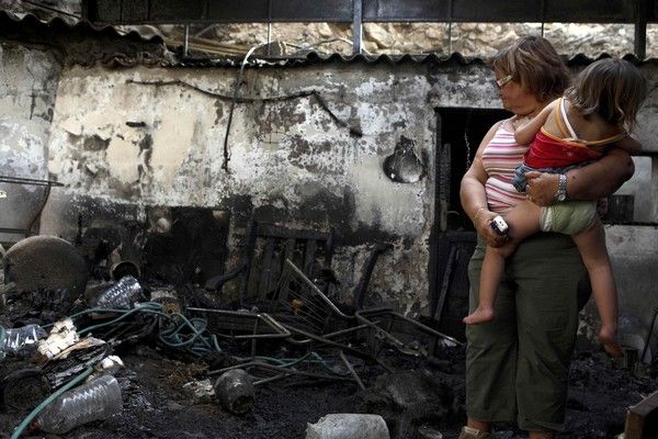 Prohlížení trosek vlastního domu. | Foto: Reuters