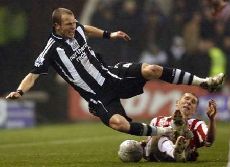 Obránce Newcastlu David Rozehnal v souboji s Richardem Cresswellem ze Stoke City ve třetím kole FA Cupu. | Foto: Reuters