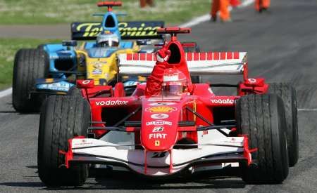 Michael Schumacher s Ferrari vede Velkou cenu San Marina, za ním jede Fernando Alonso s Renaultem. | Foto: Reuters