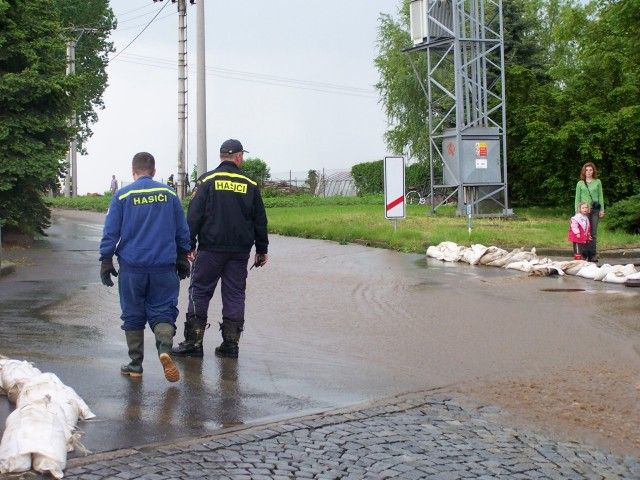 Pytle s pískem byly v Kojetíně připraveny. Zůstaly po předchozí povodni. | Foto: Martina Fistungová