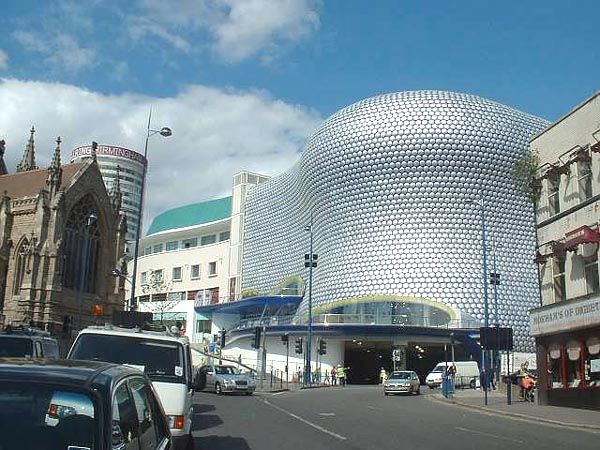 Future Systems/ Obchodní dům Selfridges - vstup, Birmingham  Organický "Pásovec" od Future Systems přežívající v "betonové džungli" a snažící se polidštit hravou formou konzumní areál obchodního centra Bull Ring. | Foto: Archív Galerie Jaroslava Fragnera