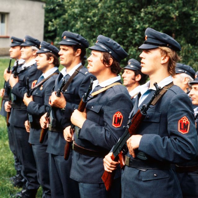 Nástup účastníků 4. celostátní střelecké soutěže Lidových milicí ve Frýdku-Místku, 1984. Pohov, soudruzi! | Foto: ČTK