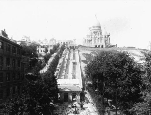 Bazilika Sacré-Coeur byla dokončena těsně před první světovou válkou v roce 1914, vysvěcena byla ale až po jejím skončení. K bazilice vedla dříve lanovka. | Foto: Musées de la ville de Paris / Public domain