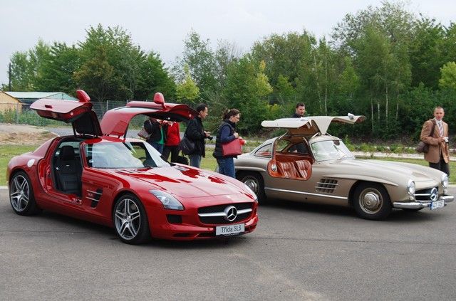 A zde stejný vůz ve společnosti moderního nástupce SLS | Foto: Radek Pecák