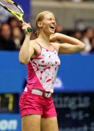 Jelena Dementěvová slaví vítězství na turnaji Pan Pacific Open v Tokiu | Foto: Reuters