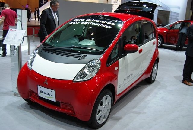 Mitsubishi MiEV jezdí výhradně na elektřinu. | Foto: Radek Pecák