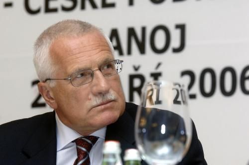 Prezident Václav Klaus se 29. září v Hanoji zúčastnil podnikatelského fóra na úvod své oficiální návštěvy Vietnamu. Na cestě po asijských zemích českého prezidenta doprovázejí zástupci ministerstva průmyslu a obchodu, Svazu průmyslu a dopravy, České exportní banky a více než tří desítek českých firem a bank. | Foto: čtk