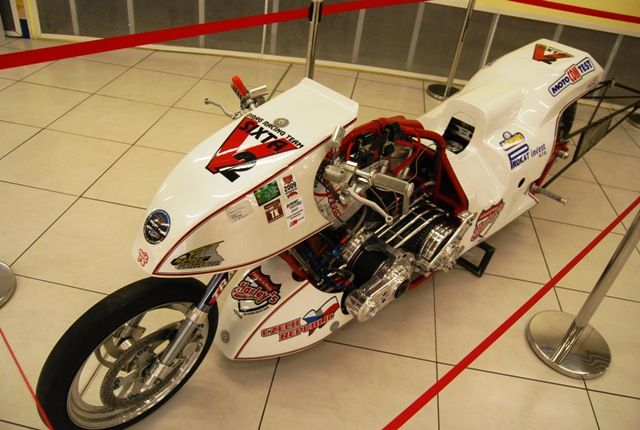 První tuzemský motocykl, který také jako dragster spaluje nitromethanol. motor o objemu 2,6 litru má tedy výkon přes 600 koní | Foto: Radek Pecák