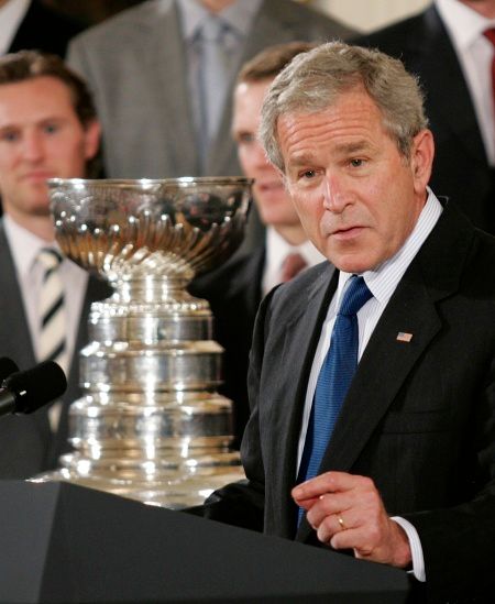 Prezident Bush mluví během návštěvy hokejistů Detroitu v Bílém domě. | Foto: Jiří Šidliák, Reuters