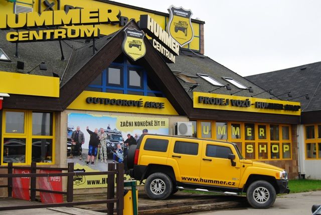 Hummer centrum je na začátku dálnice z Prahy do Hradce králové nepřehlédnutelné | Foto: Hummer