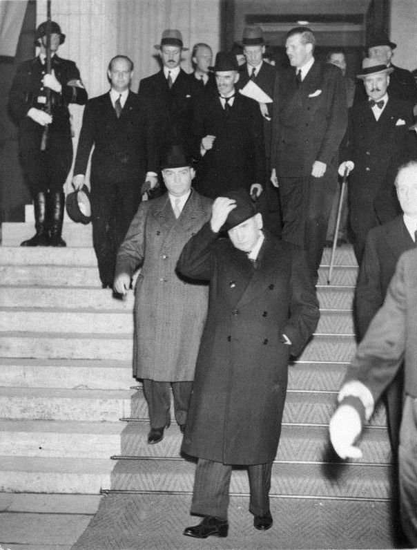 Hitler, Mussolini, Chamberlain a Daladier vycházejí v ranních hodinách po podpisu dohody z vůdcova mnichovského domu. Dohody o "urovnání německo-československého sporu a zajištění světového míru". Do úplného obsazení Československa scházejí v tu chvíli pouhé měsíce a do propuknutí druhé světové války jeden rok. | Foto: Bundesarchiv, Bild 183-2005-0502-500 / CC-BY-SA 3.0