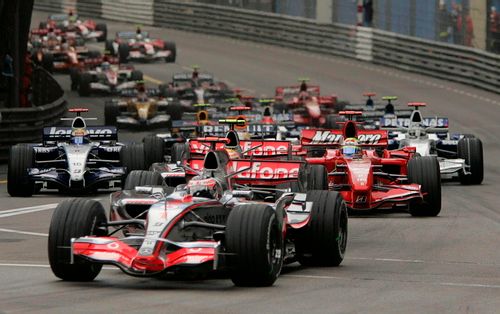 Start Velké ceny Monaka. Do čela šel okamžitě vítěz kvalifikace Fernando Alonso s McLarenem. | Foto: Reuters