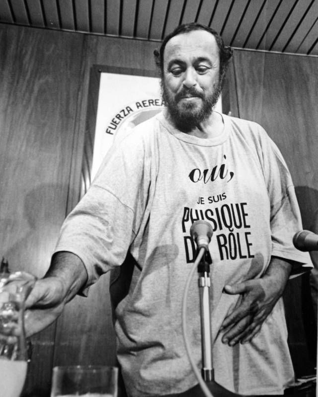 Mladší Pavarotti. Takhle jej agentury zastihli, když přijel hostrovat do Buenos Aires v srpnu 1987. | Foto: Reuters