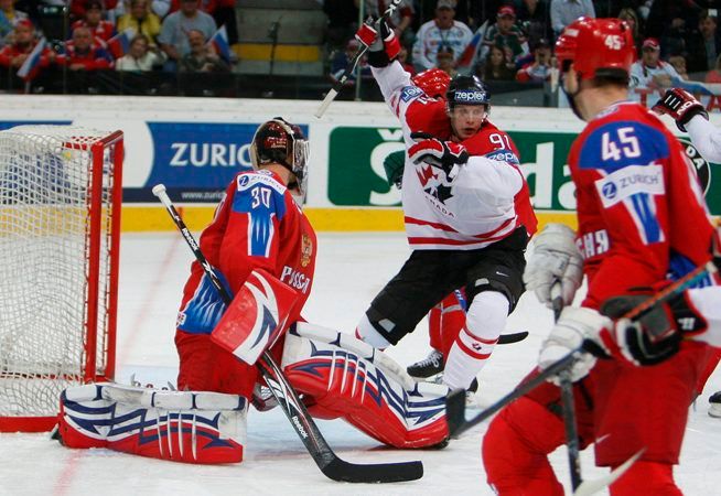 Kanaďan Jason Spezza otevírá skóre finálového duelu s Ruskem. | Foto: Václav Rojík